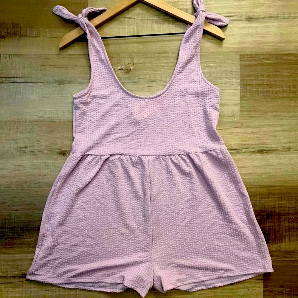 Cotton ribbed fabric and cute ties on shoulders Romper NWT